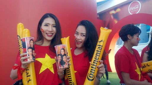 Deux fans de football avec des tasses Coca-Cola personnalisées à la Coupe d'Asie 2019