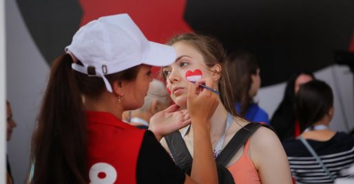 Maquillage dans la zone photo Coca-Cola lors de la Coupe du monde de football 2018