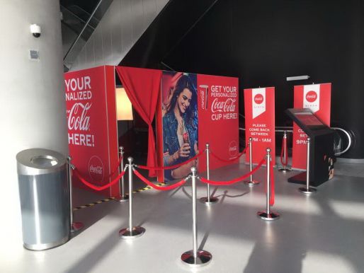 Zone photo pour une tasse Coca-Cola personnalisée lors du concert Maroon 5 à la Coca-Cola Arena 2019
