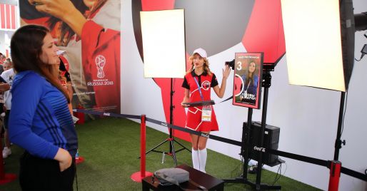 Studio photo pour l'impression de gobelets personnalisés "Prêts pour le match !" dans le cadre de l'activation de la marque Coca-Cola lors de la Coupe du Monde de la FIFA 2018