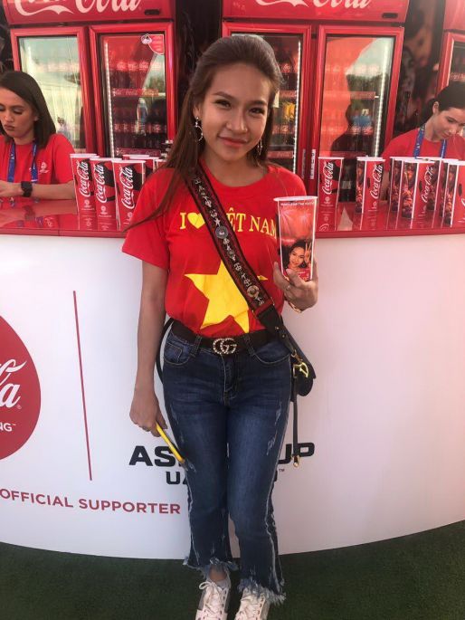Fille vietnamienne avec le nom de la tasse de Coca-Cola à la Coupe d'Asie 2019